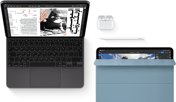 جهاز iPad Pro مثبّت بلوحة مفاتيح ماجيك، الجزء الأمامي الخارجي، لون أسود فلكي، زوايا مدورة، إطار شاشة أسود، مفتوح، شاشة تعرض تطبيق تعديل مقالات مع نصوص وصورة امرأة تعزف الموسيقى، سماعات Airpods 4 في علبة مفتوحة، محفظة ذكية باللون الأزرق مثبّتة على iPad Pro مع قلم Apple Pro موضوع أعلى الجهاز، المحفظة مفتوحة جزئياً وتكشف عن الشاشة