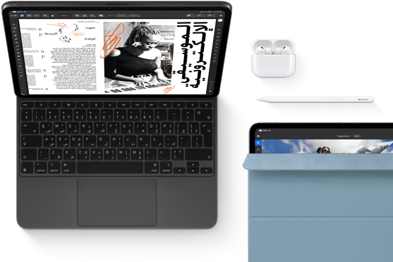 جهاز iPad Pro مثبّت بلوحة مفاتيح ماجيك، الجزء الأمامي الخارجي، لون أسود فلكي، زوايا مدورة، إطار شاشة أسود، مفتوح، شاشة تعرض تطبيق تعديل مقالات مع نصوص وصورة امرأة تعزف الموسيقى، سماعات Airpods 4 في علبة مفتوحة، محفظة ذكية باللون الأزرق مثبّتة على iPad Pro مع قلم Apple Pro موضوع أعلى الجهاز، المحفظة مفتوحة جزئياً وتكشف عن الشاشة