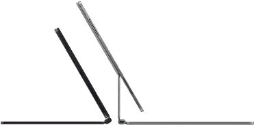 جهازا iPad Pro مثبّتان بلوحة مفاتيح ماجيك، الجزء الجانبي الخارجي، تصميم نحيف، جهاز بلون أسود فلكي مع مكبرات الصوت ومنفذ USB-C، مائل بشكل شبه مفتوح، جهاز بلون فضي، مائل للخلف ويعرض التصميم الكابولي العائم للوحة المفاتيح مع مكبرات الصوت والميكروفون