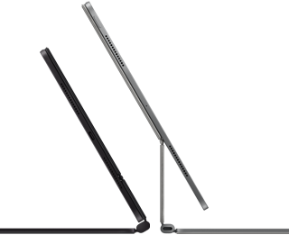 جهازا iPad Pro مثبّتان بلوحة مفاتيح ماجيك، الجزء الجانبي الخارجي، تصميم نحيف، جهاز بلون أسود فلكي مع مكبرات الصوت ومنفذ USB-C، مائل بشكل شبه مفتوح، جهاز بلون فضي، مائل للخلف ويعرض التصميم الكابولي العائم للوحة المفاتيح مع مكبرات الصوت والميكروفون