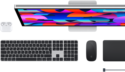 اكسسوارات Mac: سماعات AirPods، وشاشة Studio Display، ولوحة مفاتيح ماجيك، وماجيك ماوس، ولوحة تعقب ماجيك، وكابل شحن MagSafe باللون الأسود الفلكي
