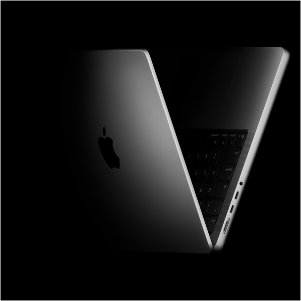 جهاز MacBook Pro مفتوح على شكل حرف V في إشارة إلى شريحة M5‏
