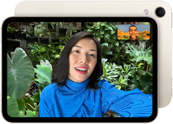 جهاز iPad&nbsp;mini، الجهة الأمامية، يعرض واجهة كاميرا أمامية 12MP Center Stage في الوضع الأفقي خلال مكالمة فيديو لشخص محاط بأوراق نباتات خضراء