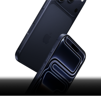 جهازان iPhone 17 Pro باللون النيلي العميق، أحدهما يظهر بجزئه الأمامي والآخر بجزئه الخلفي، وهما يسقطان للدلالة على المتانة الشاملة