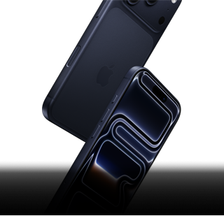 جهازان iPhone 17 Pro باللون النيلي العميق، أحدهما يظهر بجزئه الأمامي والآخر بجزئه الخلفي، وهما يسقطان للدلالة على المتانة الشاملة
