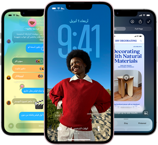 ثلاثة أجهزة iPhone&nbsp;17e تعرض تطبيق الرسائل بتصميم Liquid&nbsp;Glass، وشاشة قفل ديناميكية، والذكاء المرئي قيد الاستخدام
