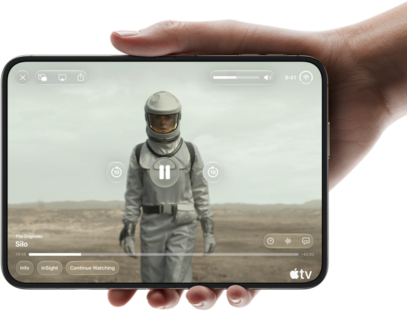 جهاز iPhone Duo، تحمله يد واحدة، مفتوح في الوضع الأفقي، مفتوح بالكامل، الشاشة الداخلية تعرض مسلسل 
