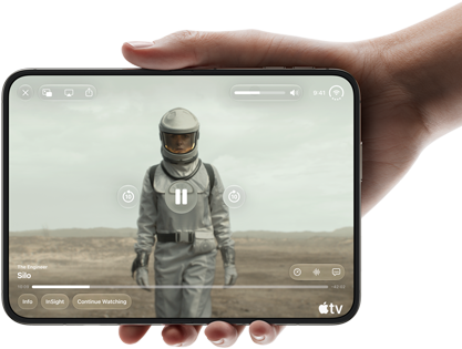 جهاز iPhone Duo، تحمله يد واحدة، مفتوح في الوضع الأفقي، مفتوح بالكامل، الشاشة الداخلية تعرض مسلسل 