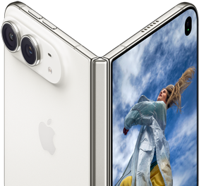 جهاز iPhone Duo، مفتوح جزئياً على شكل كتاب مع آلية المفصل في الوسط، اللوحة الخلفية الخارجية في الجهة اليسرى تحتوي على شعار Apple وكاميرا مزدوجة، الشاشة الخارجية في الجهة اليمنى تعرض صورة بورتريه لشخص بشعر أشقر