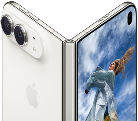 جهاز iPhone Duo، مفتوح جزئياً على شكل كتاب مع آلية المفصل في الوسط، اللوحة الخلفية الخارجية في الجهة اليسرى تحتوي على شعار Apple وكاميرا مزدوجة، الشاشة الخارجية في الجهة اليمنى تعرض صورة بورتريه لشخص بشعر أشقر