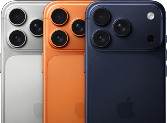 ثلاثة موديلات iPhone 17 Pro، الجزء الخلفي، لون فضي وبرتقالي كوني ونيلي عميق، وهي متداخلة وظاهرة جزئياً. الموديلات الثلاثة فيها نظام كاميرا Pro Fusion في الزاوية العلوية اليسرى، 3 عدسات، ميكروفون، فلاش، شعار Apple في الوسط