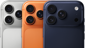 ثلاثة موديلات iPhone 17 Pro، الجزء الخلفي، لون فضي وبرتقالي كوني ونيلي عميق، وهي متداخلة وظاهرة جزئياً. الموديلات الثلاثة فيها نظام كاميرا Pro Fusion في الزاوية العلوية اليسرى، 3 عدسات، ميكروفون، فلاش، شعار Apple في الوسط