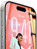 iPhone 17 Pro، الجزء الأمامي الخارجي، يعرض شاشة القفل لنظام iOS 26، ميزة Dynamic Island في الأعلى، زر الإجراءات، زرّا ضبط مستوى الصوت