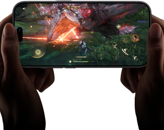 جهاز iPhone 18 Pro، الجهة الخارجية الأمامية، يعرض قدرات أداء شريحة A20 Pro مع مشهد من لعبة Monster Hunter Outlanders
