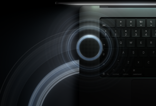 جهاز MacBook Pro مع شاشة PROLED XDR، الغطاء مفتوح، لون أسود فلكي، لوحة المفاتيح مضاءة بضوء الشاشة، دوائر تمثل موجات صوتية تنبعث من الجهة العلوية والجهة اليسرى لهيكل جهاز اللابتوب