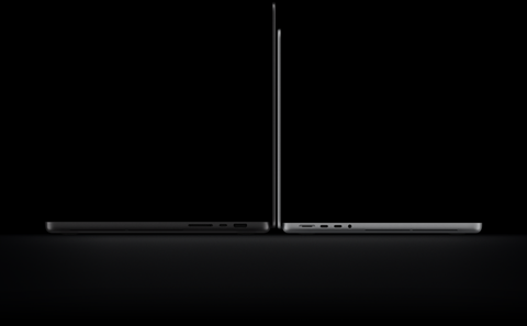 جهاز MacBook Pro مقاس 16 إنش مع شاشة PROLED XDR، الغطاء مفتوح، لون أسود فلكي، الجهة الخارجية الجانبية اليمنى مع ثلاثة منافذ، نص: 1.82 كلغ، جهاز MacBook Pro مقاس 14 إنش مع شاشة PROLED XDR، الغطاء مفتوح، لون فضي، الجهة الخارجية الجانبية اليسرى مع أربعة منافذ، نص: 1.38 كلغ