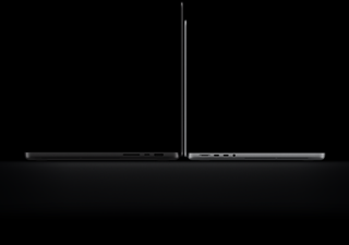 جهاز MacBook Pro مقاس 16 إنش مع شاشة PROLED XDR، الغطاء مفتوح، لون أسود فلكي، الجهة الخارجية الجانبية اليمنى مع ثلاثة منافذ، نص: 1.82 كلغ، جهاز MacBook Pro مقاس 14 إنش مع شاشة PROLED XDR، الغطاء مفتوح، لون فضي، الجهة الخارجية الجانبية اليسرى مع أربعة منافذ، نص: 1.38 كلغ