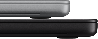 جهاز MacBook Pro مقاس 14 إنش مع شاشة PROLED XDR، لون فضي، موضوع فوق موديل مقاس 16 إنش، لون أسود فلكي، لإبراز اختلاف المقاس