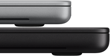 جهاز MacBook Pro مقاس 14 إنش مع شاشة PROLED XDR، لون فضي، موضوع فوق موديل مقاس 16 إنش، لون أسود فلكي، لإبراز اختلاف المقاس