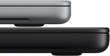 جهاز MacBook Pro مقاس 14 إنش مع شاشة PROLED XDR، لون فضي، موضوع فوق موديل مقاس 16 إنش، لون أسود فلكي، لإبراز اختلاف المقاس