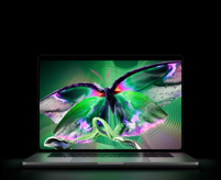 جهاز MacBook Pro مع شاشة PROLED XDR‏، الغطاء مفتوح، لون فضي، الشاشة تعرض صورة غنية بالتفاصيل وعالية التباين مع ألوان زاهية، الشاشة تضيء لوحة المفاتيح