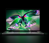جهاز MacBook Pro مع شاشة PROLED XDR‏، الغطاء مفتوح، لون فضي، الشاشة تعرض صورة غنية بالتفاصيل وعالية التباين مع ألوان زاهية، الشاشة تضيء لوحة المفاتيح