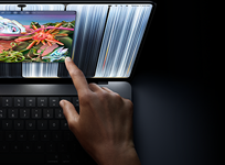 جهاز MacBook Pro مع شاشة PROLED XDR، لون أسود فلكي، مستخدم يغيّر حجم نافذة على الشاشة بطرف إصبعه