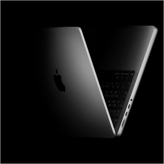 جهاز MacBook Pro مفتوح على شكل حرف V في إشارة إلى عائلة شريحة M5‏