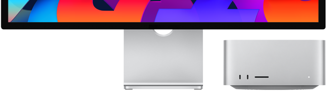 صورة أمامية مقربة لجهاز Mac&nbsp;Studio إلى جانب شاشة Studio&nbsp;Display. يمكن وضع جهاز Mac&nbsp;Studio بأناقة تحت الحافة السفلية لشاشة Studio&nbsp;Display.