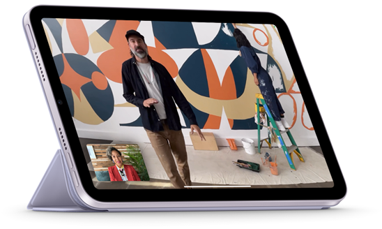 iPad&nbsp;mini معروض في وضع أفقي ومثبت على محفظة ذكية في وضعية مشاهدة.
تعرض الشاشة مكالمة فيس تايم مع نمط في الوسط