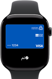 Apple&nbsp;Pay في Apple&nbsp;Watch&nbsp;Series&nbsp;10‏ مع بطاقة ائتمان معروضة على الشاشة