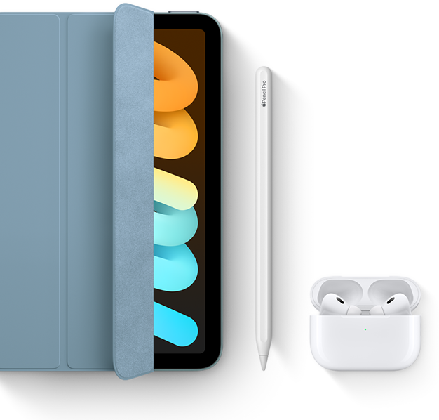 iPad&nbsp;mini معروض أثناء الاستخدام مع المحفظة الذكية وقلم Apple&nbsp;Pro وAirPods&nbsp;Pro.‏
