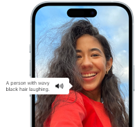 iPhone&nbsp;15 يعرض ميزة التعليق الصوتي وهي تعلن معلومات الصورة 