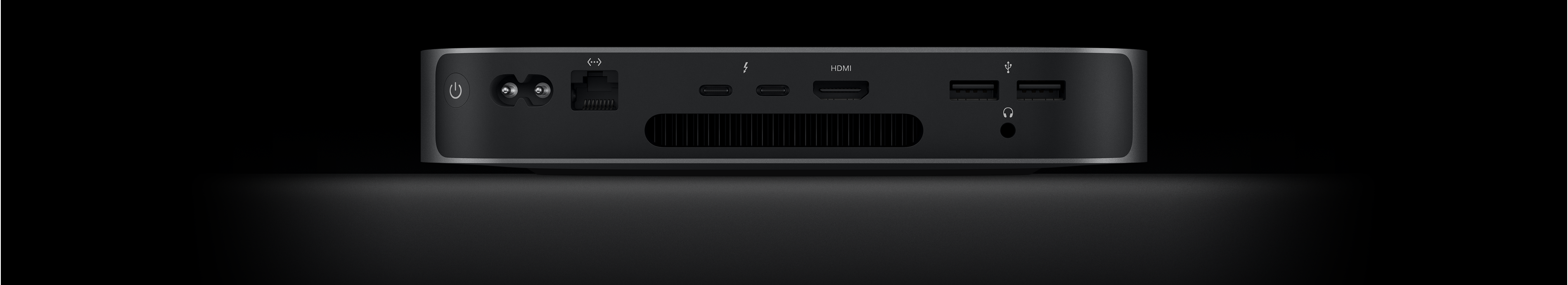 صورة خلفية لجهاز Mac&nbsp;mini تُظهر منفذي ثندربولت&nbsp;4، ومنفذ HDMI، ومنفذي USB-A، ومقبس سماعات الرأس، ومنفذ إيثرنت غيغابت، ومنفذ الطاقة، وزر التشغيل.