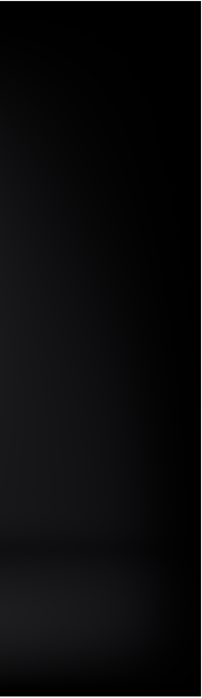 جهاز Mac mini مع ماجيك ماوس ولوحة مفاتيح ماجيك ينعكس عليها ضوء شاشة Studio Display.