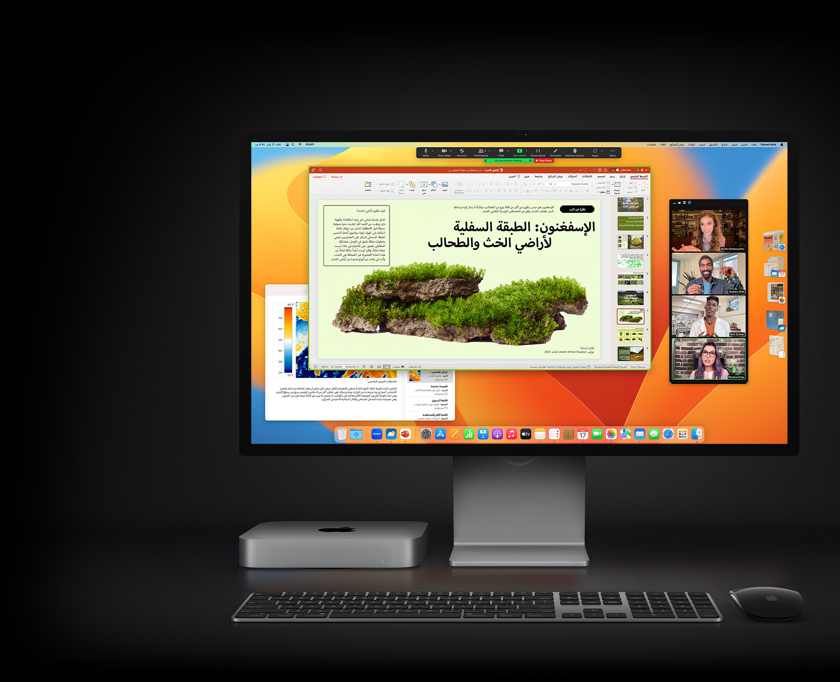 جهاز Mac mini مع ماجيك ماوس ولوحة مفاتيح ماجيك وشاشة Studio Display يظهر عليها عرض تقديمي Microsoft PowerPoint تجري مشاركته في اجتماع على Zoom ويظهر في الخلفية تطبيق الملاحظات.