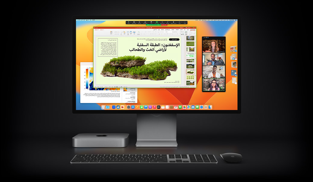 جهاز Mac mini مع ماجيك ماوس ولوحة مفاتيح ماجيك وشاشة Studio Display يظهر عليها عرض تقديمي Microsoft PowerPoint تجري مشاركته في اجتماع على Zoom ويظهر في الخلفية تطبيق الملاحظات.