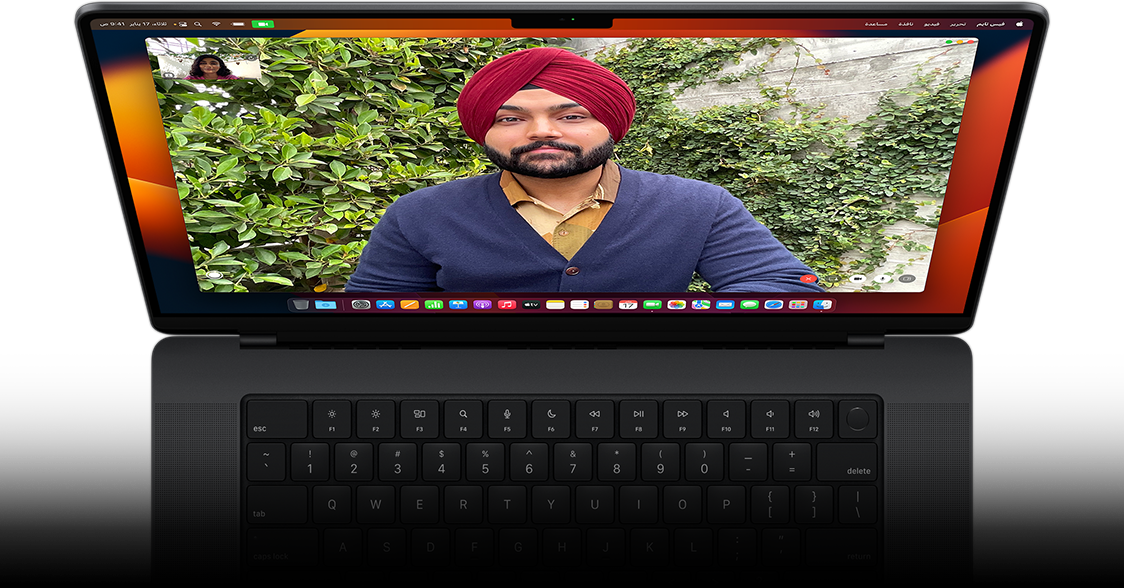صورة لمكالمة فيديو عبر فيس&nbsp;تايم على MacBook&nbsp;Pro‏.
